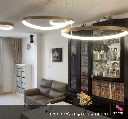 סלון מרוהט בבית מגורים לאחר צביעת קירות ותקרה בלבן